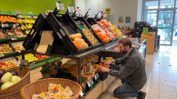Dominik Wiebe im Markt Nah&Frisch in Hasbergen Gaste bei einer Qualitätskontrolle von Obst und Gemüse. 