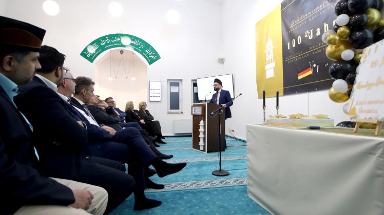 Zahlreiche Persönlichkeiten aus Politik und Gesellschaft kamen zur 100-Jahrfeier der Ahmadiyya Muslim Jamaat Gemeinde Deutschland in die Basharat-Moschee in Osnabrück. Aus Frankfurt reiste Hasanat Ahmed an, Vize-Vorsitzender von Ahmadiyya Muslim Jamaat Deutschland.