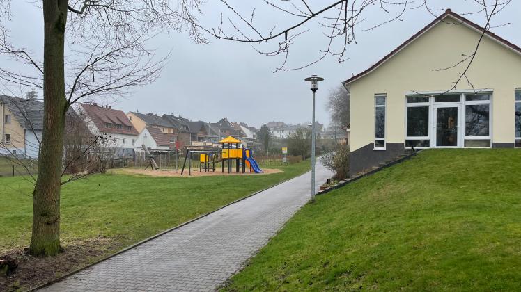 Pläne müssen überarbeitet werden: Vor dem öffentlichen Spielplatz an der Martini-Kindertagesstätte sollte die bekannte Übergangslösung mit den Container-Räumlichkeiten aufgebaut werden. Nun gibt es Schwierigkeiten mit den Behörden.