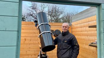 Tor zur Welt: Gerd Maart in seiner Gartensternwarte „Polaris“. Wenn er das auf Schienen laufende Dach öffnet, eröffnet sich ihm und seinem Teleskop die Unendlichkeit.