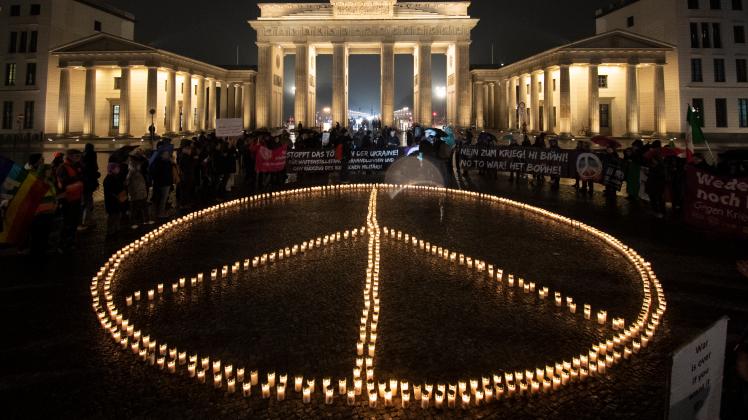 Peacezeichen aus Kerzen vor dem Brandenburger Tor