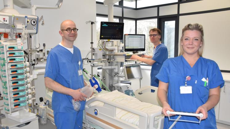 Prof. Matthias Wittstock (v. l.), Thomas Domning und Anna Loetz in einem Patientenzimmer der neurologischen Intensivstation