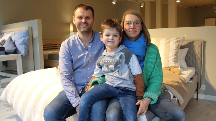 Jonas, Theo und Nicola Sieckmann in ihrem neuen Bettenhaus (Ex Karin S.) in der Dorfstraße in Hagen aTW, 23.2.2023