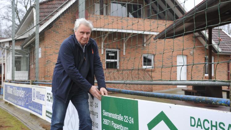 Die Bandenwerbung im Otto-Dölle-Stadion ist eines der Dinge, die Hermann Plock unverändert am Herzen liegen. „Da will ich keine Lücken haben“, sagt der 73-Jährige.