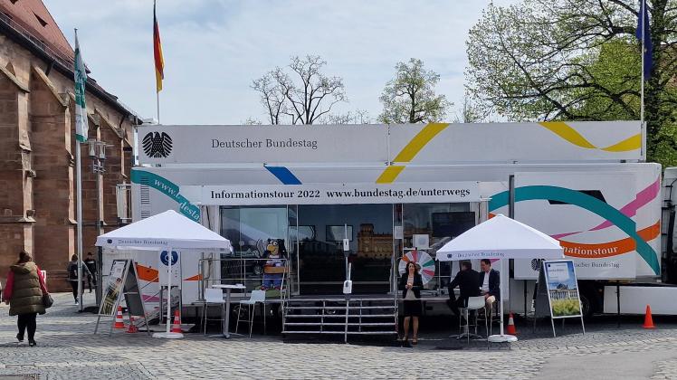 Das Infomobil des Deutschen Bundestages auf dem Martin-Luther-Platz in Schwabach. 
