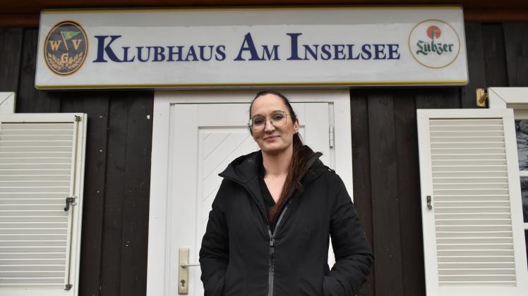 Jette Schröder steht vor ihrem Restaurant Klubhaus am Inselsee
