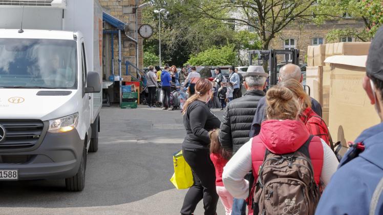 Osnabrück: Großer Andrang von ukrainischen Flüchtlingen führt bei der #Osnabrücker Tafel zu stundenlangem Anstehen. 03.05.2022