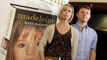 Bildnummer: 56195537  Datum: 19.10.2011  Copyright: imago/CordonPressMadrid. Kate and Gerry McCann attending the launch of a book named - Madeleine - based on a diary. PUBLICATIONxINxGERxSUIxAUTxHUNxONLY Kultur People Gesellschaft Buchvorstellung Entführung xsp x1x 2011 quer secuestro policia investigacion policial menores desaparicion o0 Mann, Frau, Ehefrau, Ehemann; Familie, privat o0 Mc Cann, verschwunden, Tochter 56195537 Date 19 10 2011 Copyright Imago CordonPress Madrid Kate and Gerry McCann attending The Launch of a Book Named Madeleine Based ON a Diary PUBLICATIONxINxGERxSUIxAUTxHUNxONLY Culture Celebrities Society Paper presented Abduction xsp x1x 2011 horizontal secuestro Policia Investigacion Policial Menores  o0 Man Woman Wife Husband Family private o0 Mc Cann disappeared Daughter 