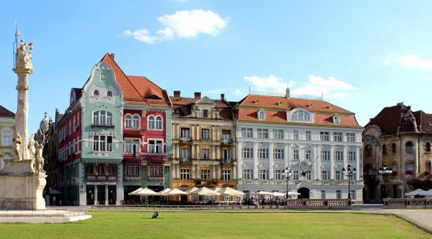 Am Einheitsplatz in Timișoara gibt es viele Restaurants und Cafés. Er gilt als einer der schönsten Plätze der Stadt.