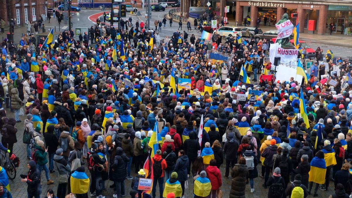 Tausende Menschen Gedenken In Hamburg Der Opfer Ukraine-Kriegs | SHZ