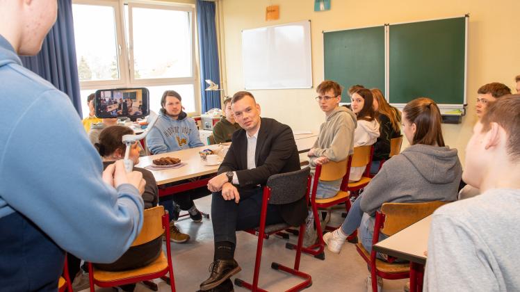 Boizenburgs Bürgermeister Rico Reichelt stellte sich in der vergangenen Woche den Fragen von Schülern der Regionalen Schule „Rudolf Tarnow“. Das Interview soll schon bald auf dem YouTube-Channel der Schule zu sehen sein. 