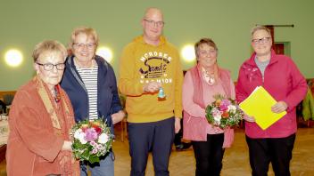 In engagierte Hände hat der Bürener Siedler-Vorstand die Ämter übergeben: (von links) Brigitte Mertinkat, Gudrun Mennewisch, Kai Lingemann, der die Sitzungsglocke von Rita Beimdiek erhalten hat, und Heike Martins-Baumann.