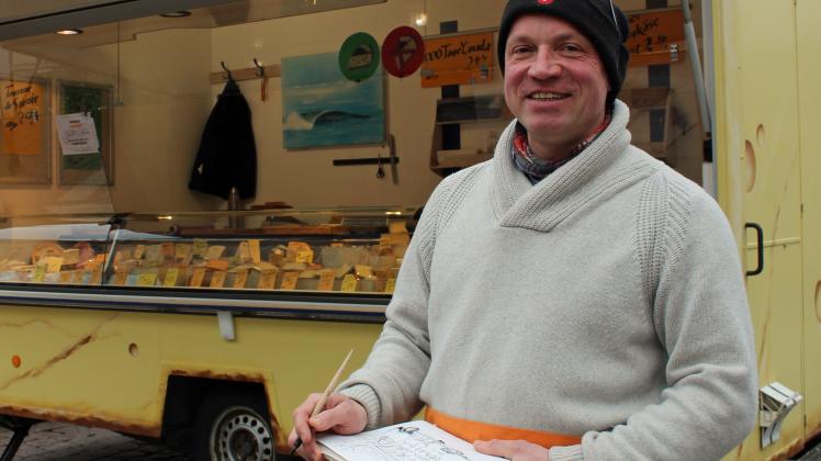 Zweimal die Woche ist Torsten Bahr mit dem Käsewagen unterwegs. Der Skizzenblock liegt immer griffbereit, wenn mal nichts zu tun ist. 