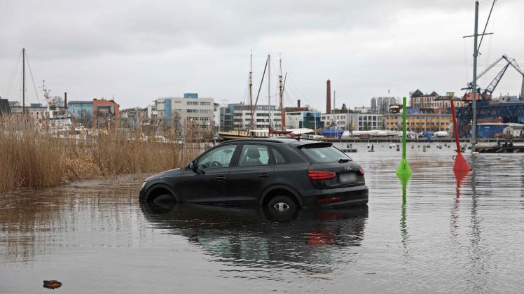 Starker Nordwind sorgt für Hochwasser in Rostock: Übergetretene Warnow lässt geparktes Auto in Gehlsdorf untergehen – Feuerwehr und Polizei im Einsatz