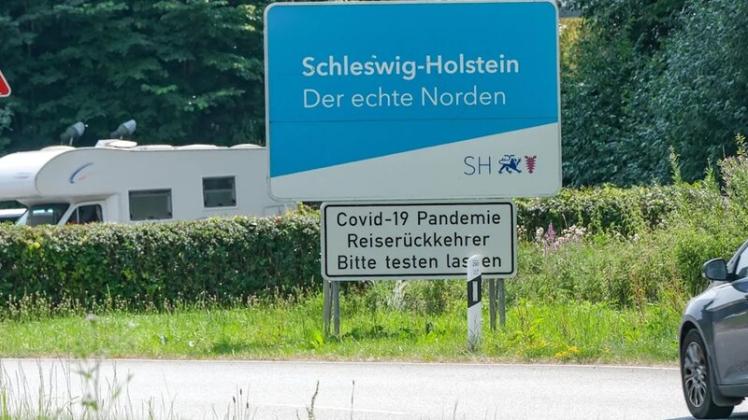 Das Schild mit der Aufschrift „Covid-19 Pandemie Reiserückkehrer Bitte testen lassen“ hing lange nach der Testpflicht noch an der Grenze. 