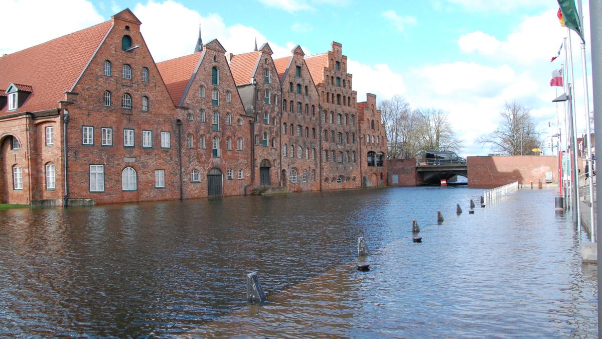 Mit Bildergalerie: 1. Hochwasser 2023 in Lübeck und Travemünde | SHZ