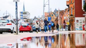 Ostsee-Hochwasser in Flensburg: Die „erste Reihe“ an der Schiffbrücke hat die Schotten geschlossen.