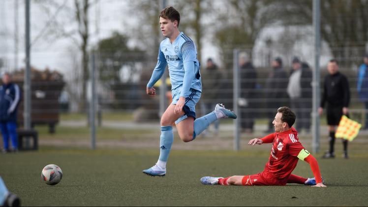 In der 90. Minute stand Nino Dowe (links, hier in einem Testspiel gegen den Malchower SV) goldrichtig und erzielte per Kopf den 1:1-Ausgleich gegen den FSV Kühlungsborn.