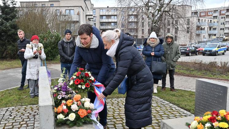 OB Eva-Maria Kröger (Linke) und Regina Lück gedenken Mehmet Turgut.