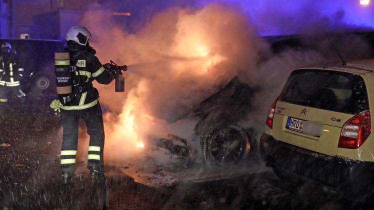 Die Feuerwehrleute konnten den Mercedes nicht mehr retten.