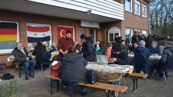 Viele Besucher kamen zur Hilfsaktion für die Erdbebenopfer und ließen sich die türkischen Köstlichkeiten bei gutem Wetter vor der Moschee schmecken.