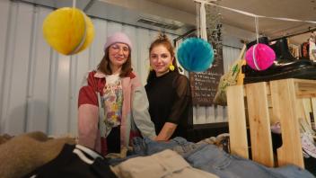 Unterwegs beim ersten Nachtflohmarkt im Dock inn in Warnemünde 