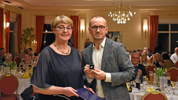 Mit der Ehrennadel in Silber des Landessportbundes wurde Birgit Müller ausgezeichnet. Der Rastower Teutonin überreichte Landrat Stefan Sternberg stellvertretend für den Sportbund die besondere Auszeichnung und gratulierte dem gesamten Verein zum 100. Geburtstag. 