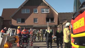 Bei einem Feuer in einem Mehrfamilienhaus in Wildeshausen ist am Sonntag ein Bewohner gestorben.