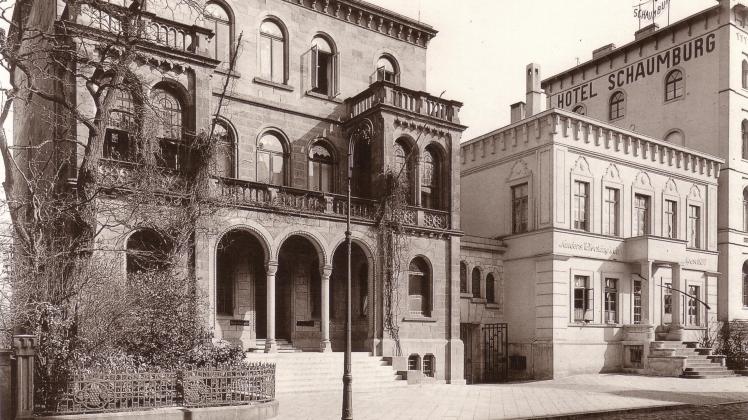 Das Bankhaus Sanders, Wiecking & Co., Schillerstr. 10/11, hat im Februar 1923 das bisherige Nebengebäude umgestaltet und den Schalterraum nach dorthin verlegt. – Nach der Kriegszerstörung hat heute dort die Oldenburgische Landesbank (OLB) einen Filialsitz. 
