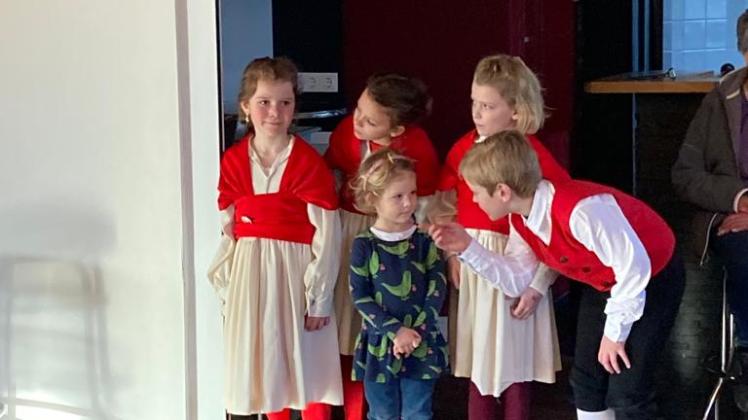 Kleine Kinder in friesischen Trachten gab es am Sonnabend im Friesensaal zu sehen.