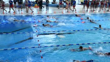Vollgas im Wasser: Im Aquacity in Rendsburg traten knapp 70 Schwimmer im Landeswettbewerb Rettungsschwimmen an.