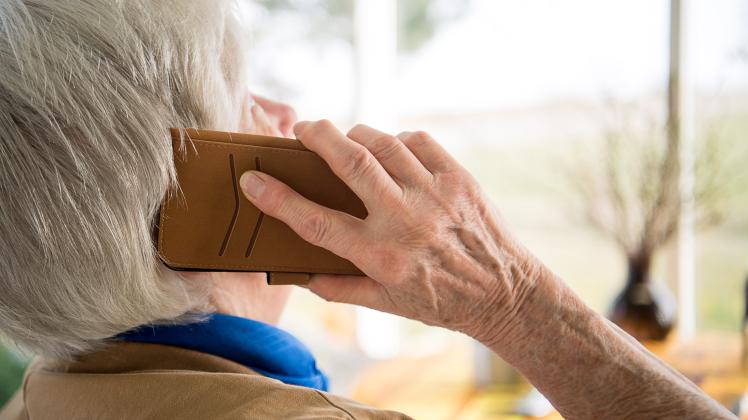 Seniorin und Telefon