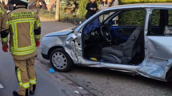 Nach einem Unfall auf der Mühlenstraße hat die Feuerwehr eine Autofahrerin aus ihrem Wagen befreit.