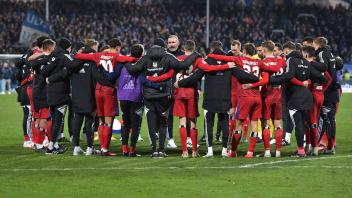 25.02.2023, xblx, Fussball 2.Bundesliga, SV Darmstadt 98 - Hamburger SV emspor, v.l. Hamburg Spielerkreis, kreis der Spi