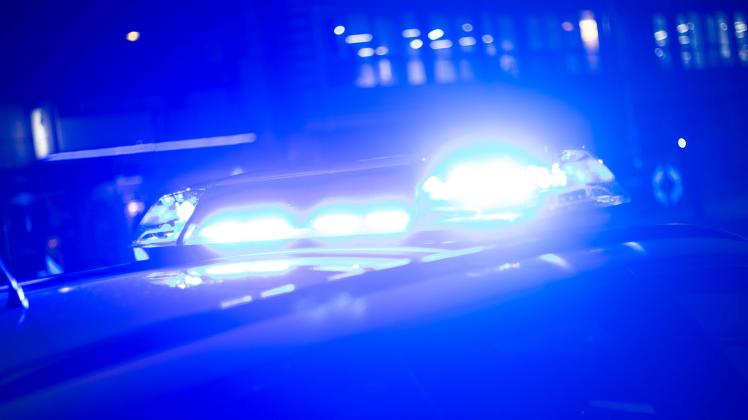 Polizeieinsatz ( Symbolbild ) Polizeiwagen mit Blaulicht im Einsatz in Augsburg. -- Police car with bluelight in operati
