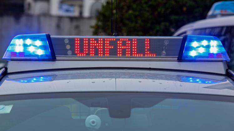 Symbolbild Thema Polizei, Einsatzfahrzeug mit Blaulicht, Schriftzug Unfall Symbolbild zum Thema Polizei am 22.01.2020 in