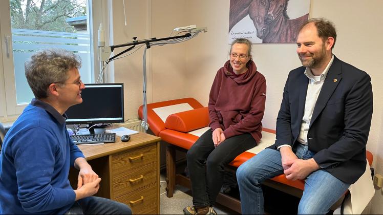 In der Räumen der Kaarßener Arztpraxis werden wieder Patienten behandelt. Die Mediziner Ole Abrahamsen und Antje Klinger freuen sich darüber ebenso wie Bürgermeister Andreas Gehrke (v.l.).