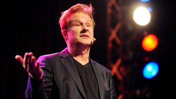 Der Musikkabarettist Lars Reichow bei Timm Beckmanns Liga der außergewöhnlichen Musiker am 10. Februar 2020 in der Essen