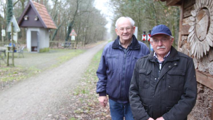 Mit dem Rad auf einem ehemaligen Bahndamm unterwegs sein. Das ist seit 2017 zwischen Beesten und Spelle möglich. Erich Kotte (links) und Erich Wehlage pflegen den beliebten Radweg. Ehrenamtlich. Und wurden dafür jetzt von der Gemeinde Beesten geehrt.    