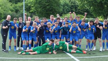 Siegerfaust für den Aufstieg: Im Mai 2022 stieg die U17 (B-Jugend) des JLZ Emsland in die Bundesliga auf.