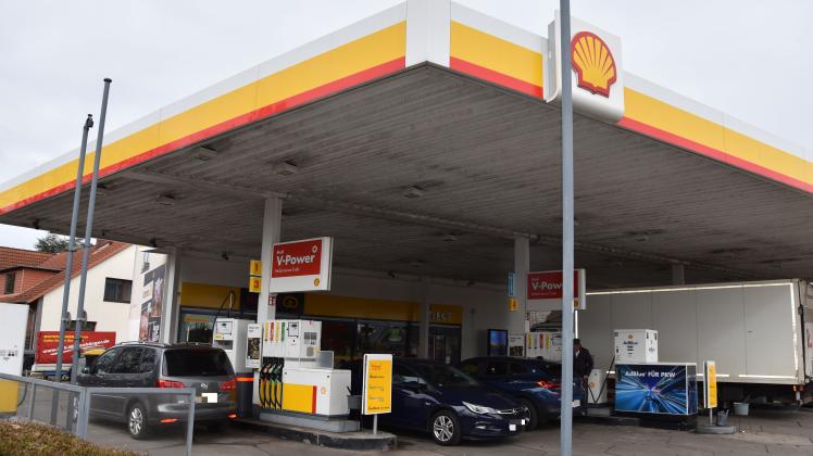 Quickborn: Zwei Männer überfallen Tankstelle und erbeuten Bargeld