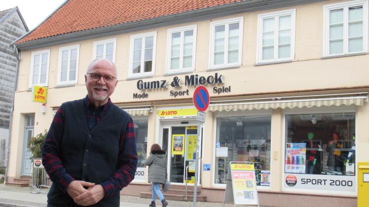Wolfgang Mieck lenkte seit 1985 die Geschicke des Kaufhauses in der Königstraße. Ende März knipst er hier das Licht aus. 