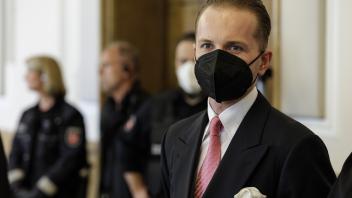 MUSS NICHT GEPIXELT WERDEN! - Der angeklagte Windkraftbetrüger Hendrik Holt kommt am 12.05.2022 zur Urteilsverkündung der 2. Großen Strafkammer in den Schwurgerichtssaal des Landgerichts Osnabrück. Foto: David Ebener ***Stichworte*** LO, Wirtschaft, Betrug, Betrüger, Prozess, Windkraft, dam-archiv