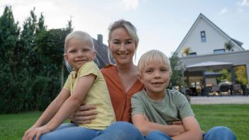 Smiling mother with son and daughter in back yard model released, Symbolfoto property released, JOSEF15109