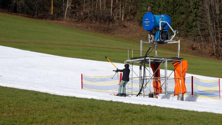 Skiliftanlage ohne Schnee in Bayern