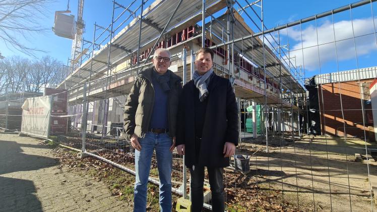 Freuen sich auf die neue Sophien Apotheke am Stadtforst in Meppen: Die Apotheker Wolfgang und Eike Christian Hackmann (von links).