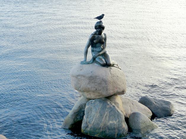 Die Kleine Meerjungfrau ist eine Bronzefigur an der Uferpromenade Langelinie.