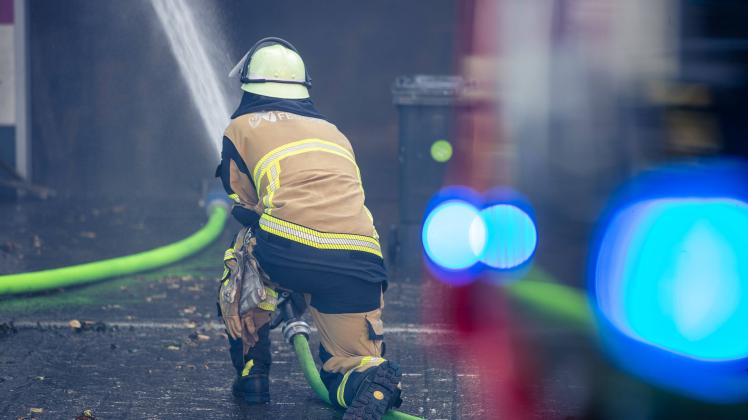 Lagerhallenbrand in Essen Lagerhallenbrand in Essen NRW Deutschland *** Warehouse fire in Essen Warehouse fire in Essen