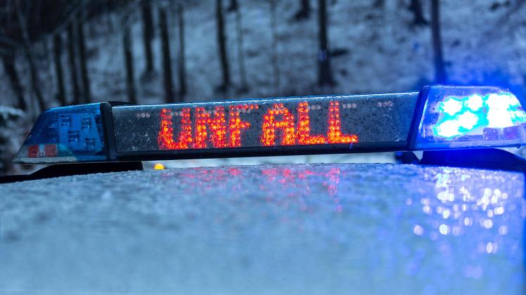 Osnabrueck, Deutschland 27. Januar 2021: Ein Polizeiwagen mit Blaulicht und LED-Schrift, Unfall, vor verschneiter Landsc