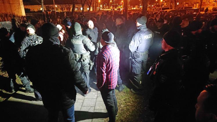 Tumulte bei aufgeheizter Demo wegen bevorstehendem Bau von Flüchtlings-Containerdorf in Greifswald: Oberbürgermeister und Polizeischutz, Handgreiflichkeiten